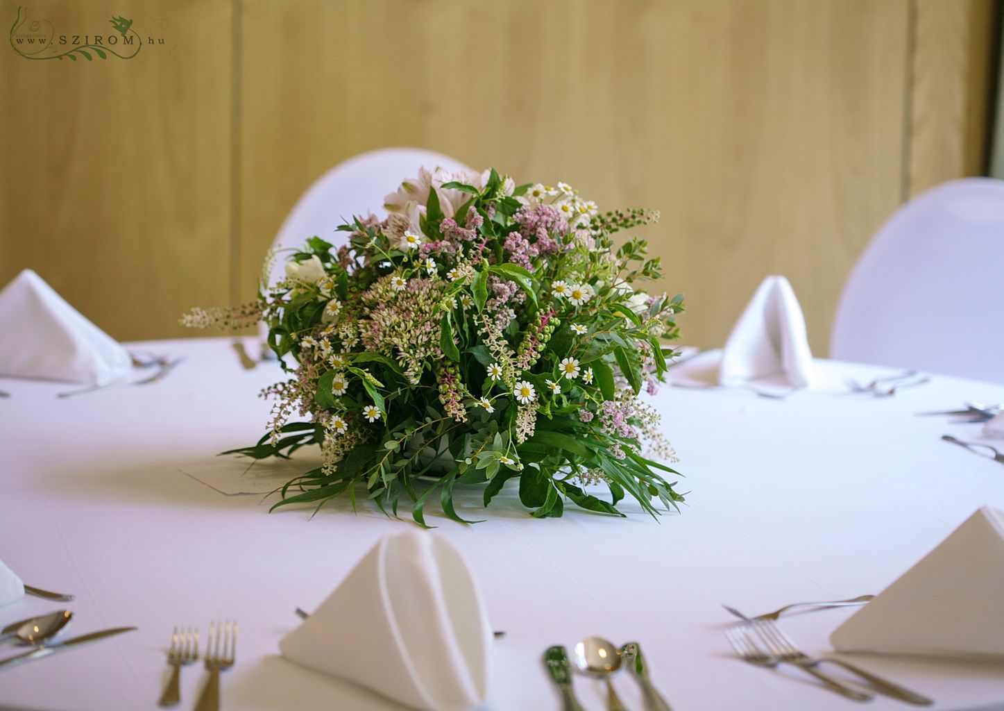 Virágküldés Budapest - Asztaldísz (nyár vége) (alstrmelia, sedum, kamilla,sóvirág, fehér, rózsaszín), esküvő