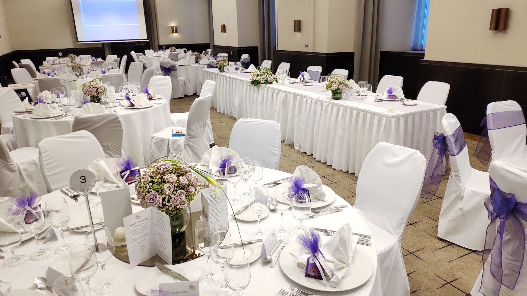 Blumenlieferung nach Budapest - Gästetisch Blumendekor