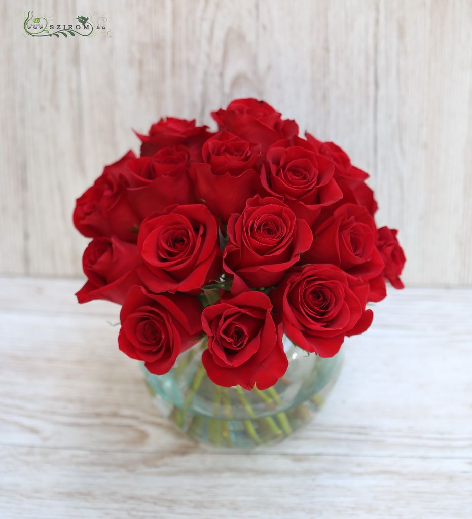 flower delivery Budapest - Centerpiece in glass sphere (red rose)