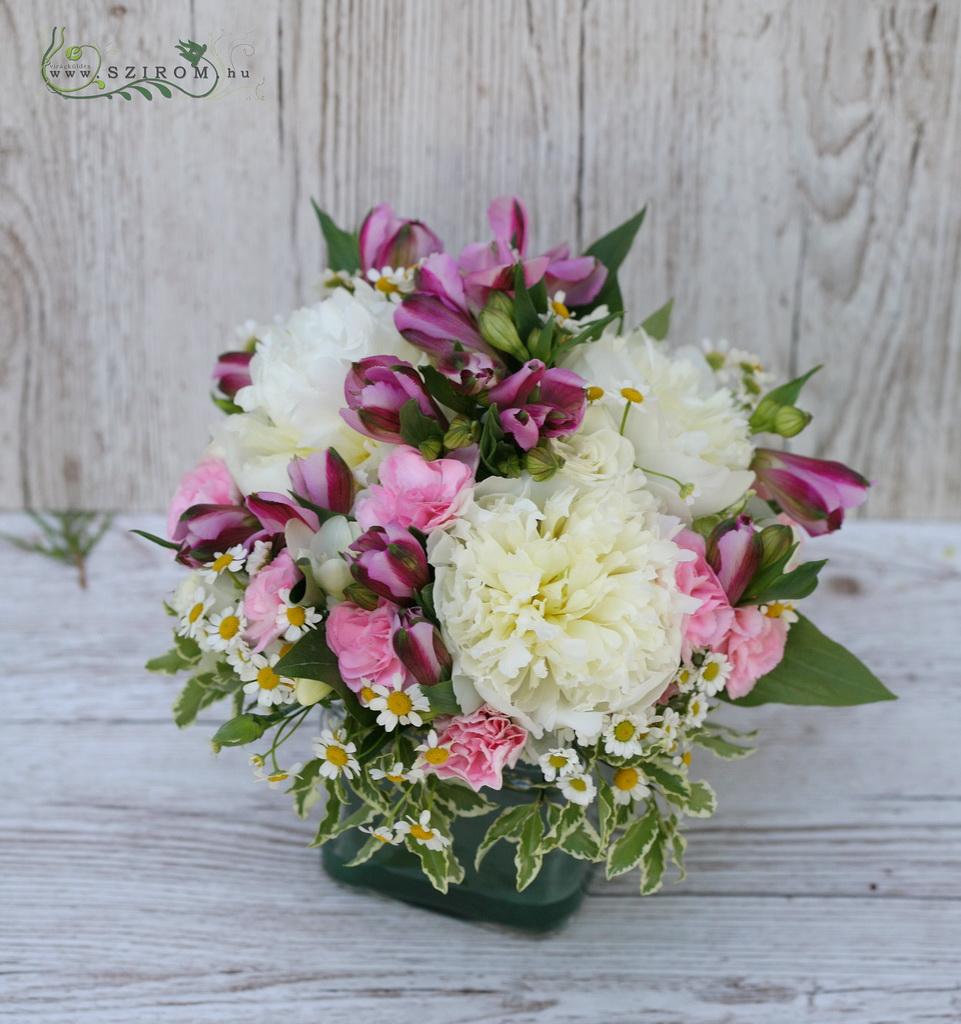 Blumenlieferung nach Budapest - Blumenarrangement in einem Glaswürfel (Pfingstrose, Alstroemeria, Kamille, Weiß, Rosa)