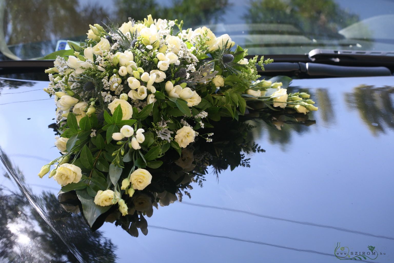 flower delivery Budapest - car flower  (freesia, lisianthus, eryngium, cream)