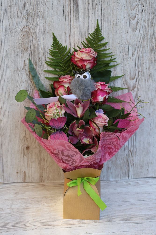 Blumenlieferung nach Budapest - Abschlussstrauß mit Schmetterling und Eule