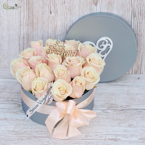 Blumenlieferung nach Budapest - pfirsichfarbene Rosen in box (19 St)