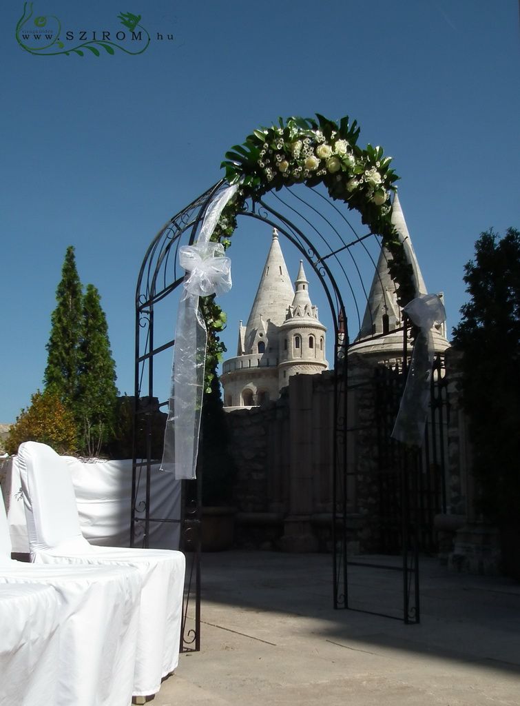 flower delivery Budapest - wedding gate with roses and santini, Hilton Budapest (white)