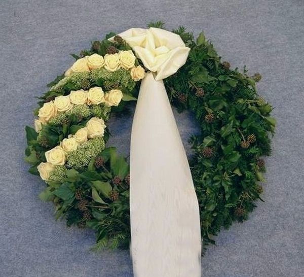 Blumenlieferung nach Budapest - Efeu Kranz mit asymmetrischem Dekor