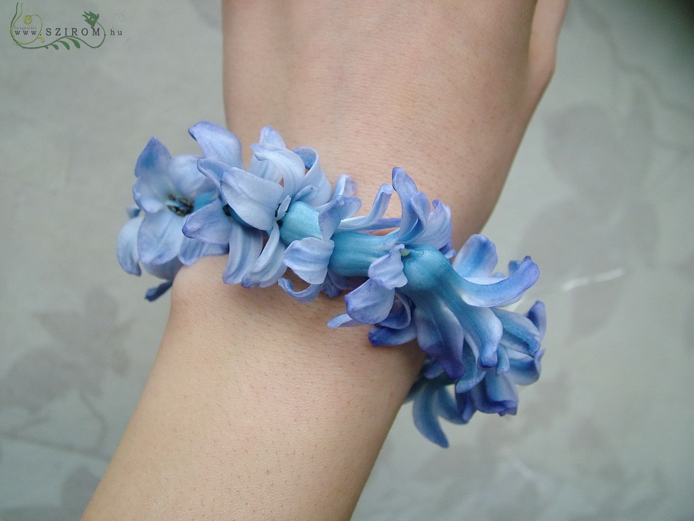 flower delivery Budapest - wrist corsage made of hyacinthus (blue)