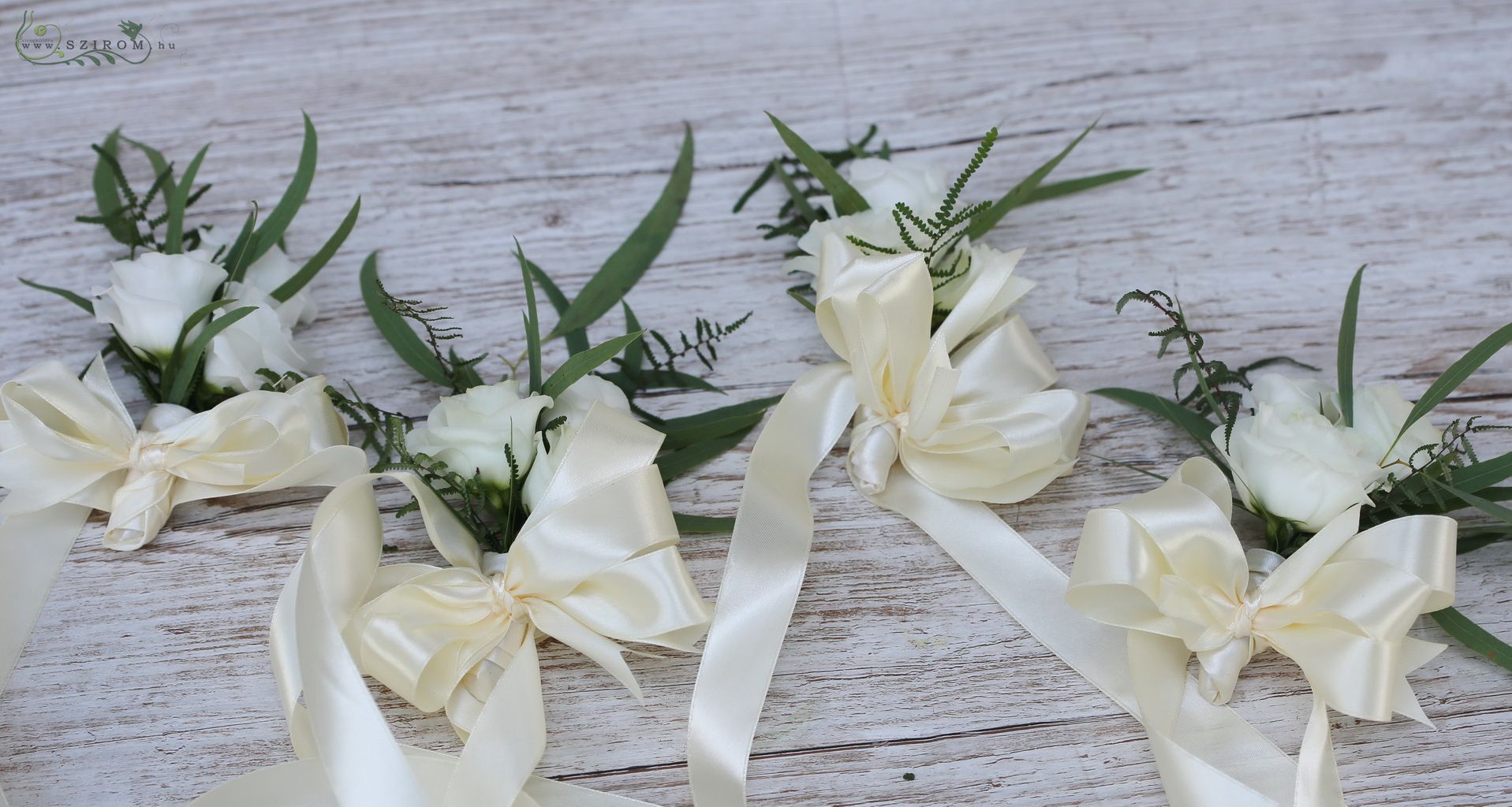 Virágküldés Budapest - csuklódísz (Lisianthus, fehér, krém)