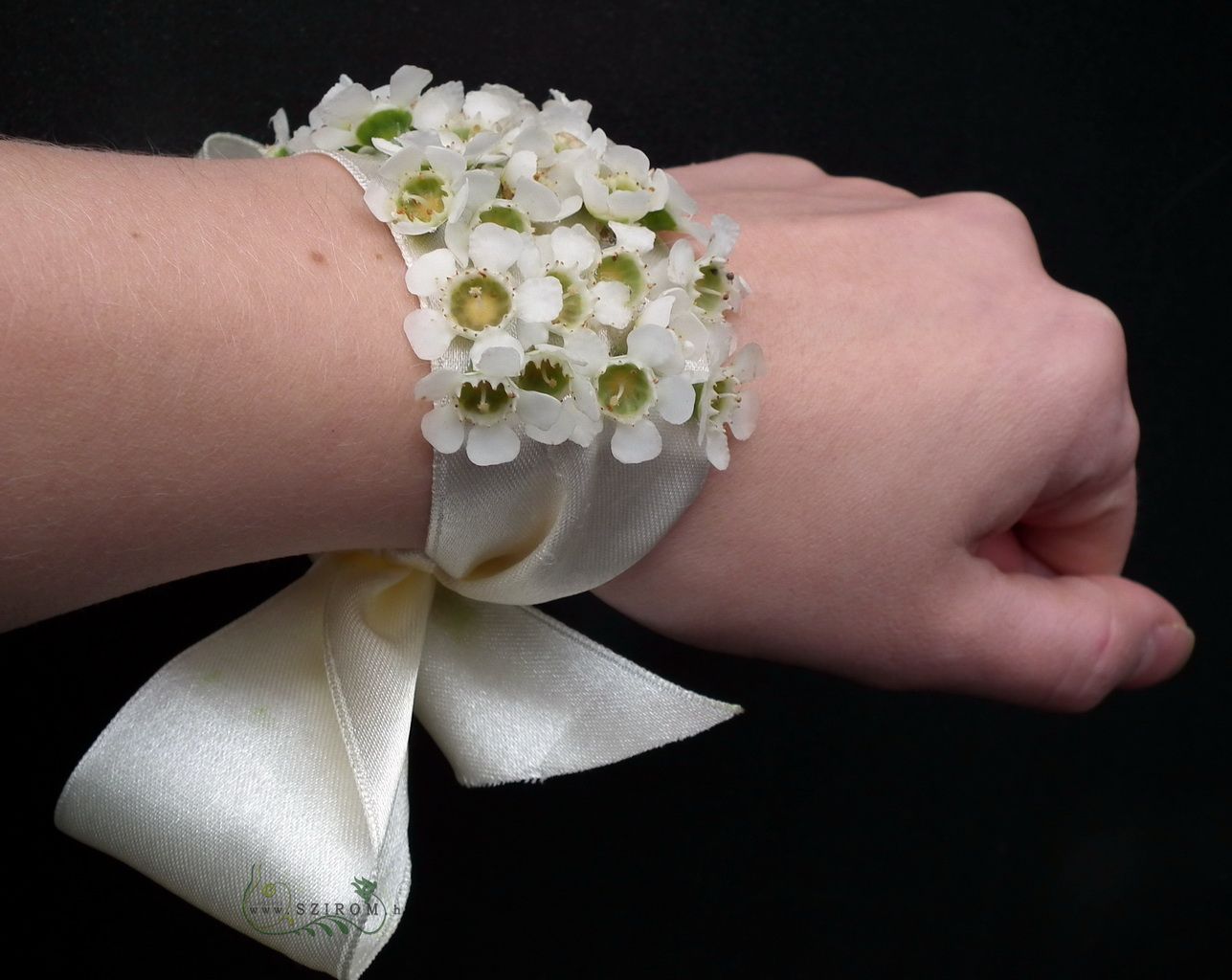 flower delivery Budapest - wrist corsage made of waxflower (white)