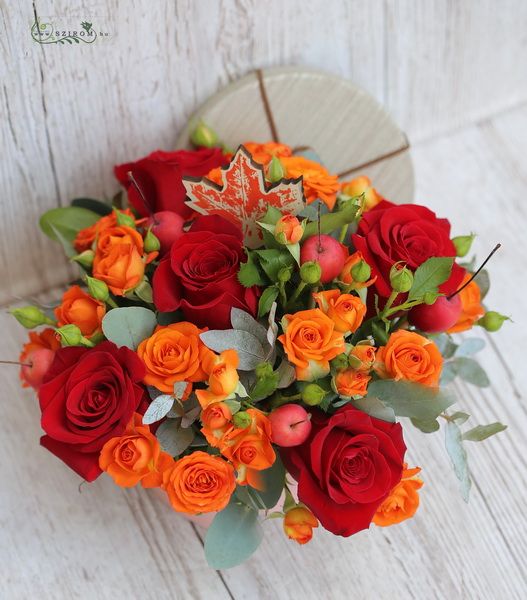 Blumenlieferung nach Budapest - Kiste mit rote Rosen, kleine Rosen, Beeren