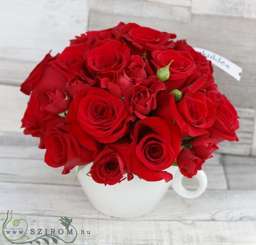 Blumenlieferung nach Budapest - Eine Tasse Rosen (25 Stämme, Spray und große Rosen)