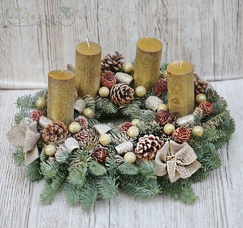 Blumenlieferung nach Budapest - Adventskranz mit goldenen Kerzen auf  Kiefer (35cm)