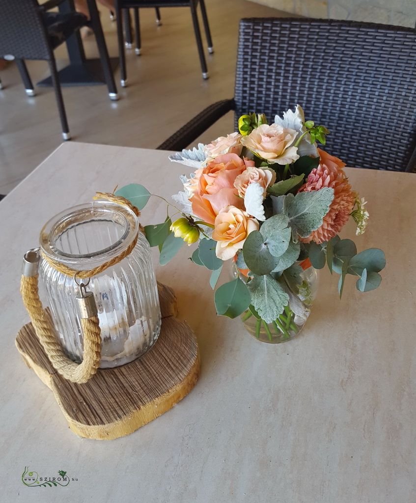 flower delivery Budapest - Wedding table decoration, Szent Anna Fogadó Berkenye (bush rose, dahlia, peach)