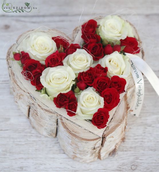 Blumenlieferung nach Budapest - Holzrindenherz, mit weißen Rosen und roten Sprührosen (24 cm, 9 Stiele)