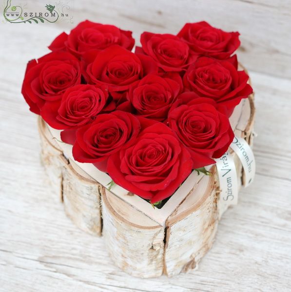 Blumenlieferung nach Budapest - Herz aus Holzrinde, mit roten Rosen (24 cm, 11 Stiele)