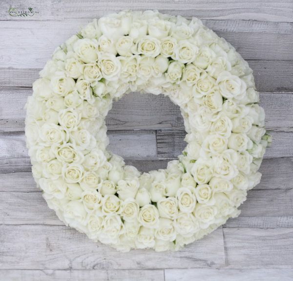 Blumenlieferung nach Budapest - weisser Blumenkranz aus Spray-Rosen (35cm, 50St)