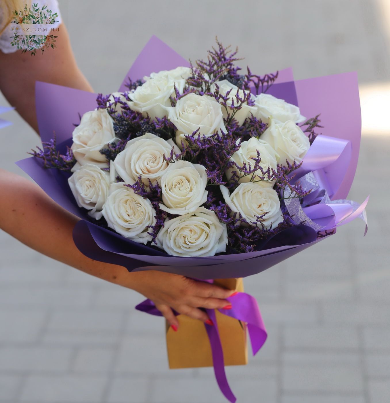 Blumenlieferung nach Budapest - Weiße Rosen mit lila limonium in einer Papiervase (15+6 Stiele)
