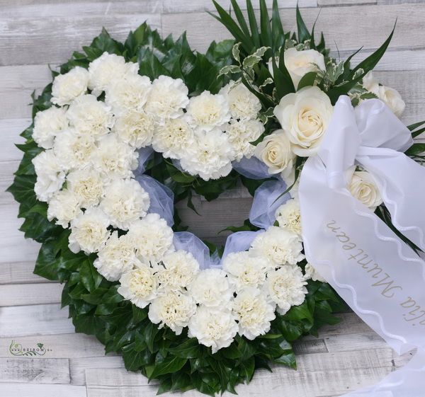 Blumenlieferung nach Budapest - herzförmiger Kranz aus weisse Rosen und Nelken (48cm, 25St)