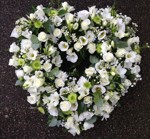 Blumenlieferung nach Budapest - herzförmiger Kranz aus verschiedenen weissen Blumen (60cm)