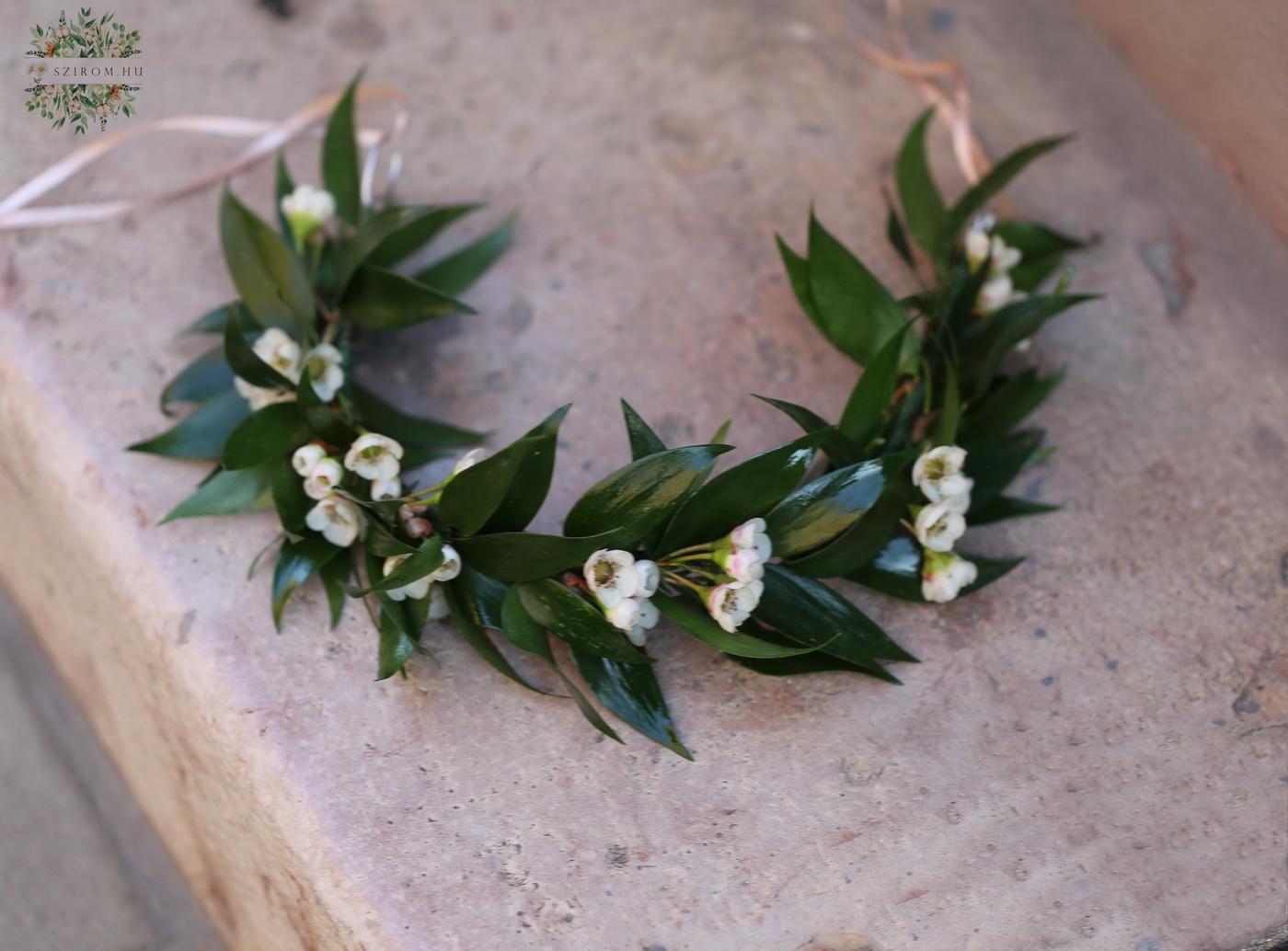 Blumenlieferung nach Budapest - Grün-weißer Kopfschmuck mit Wachsblüten