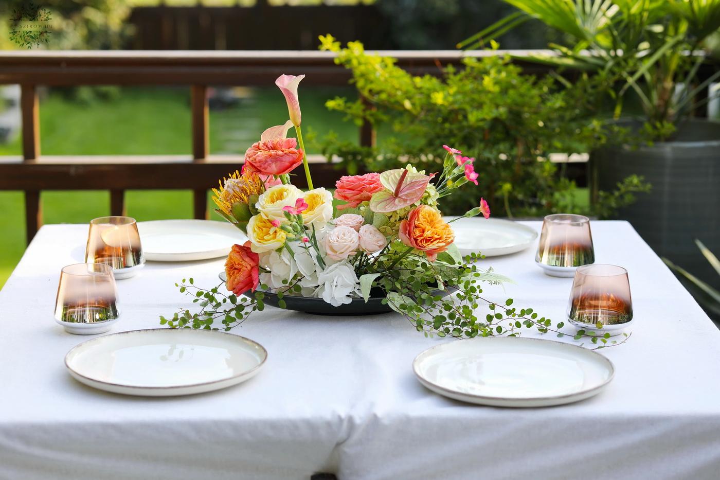 Blumenlieferung nach Budapest - Halbmondförmiges Tafelaufsatz in Mandarin-Weiß (englische Rosen, Anthurien, Calla, Hortensien, Orange, Rosa, Gelb)