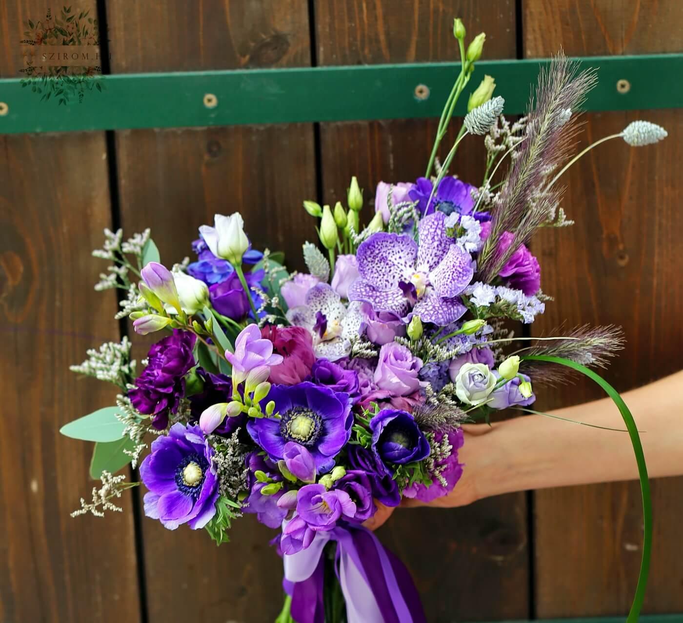 Virágküldés Budapest - félhold menyasszonyi csokor (lila, anemone, sóvirág, vanda orchidea, delphinium, frézia, liziantusz)