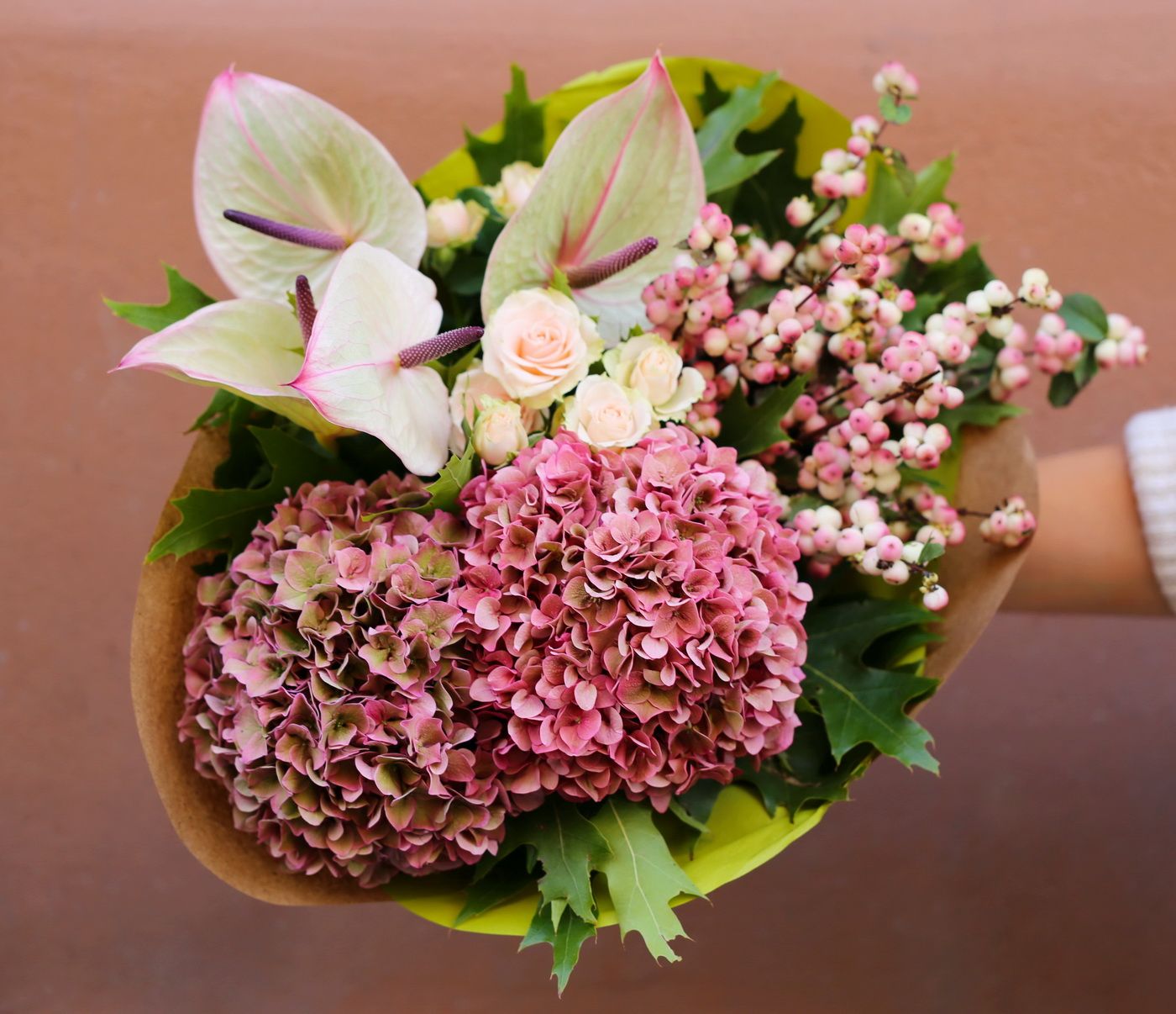 Blumenlieferung nach Budapest - Pastellfarbener Herbststrauß mit Anthurien, Hortensien und Schneebeeren