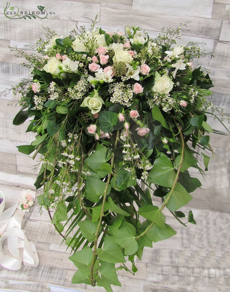 flower delivery Budapest - Main table centerpiece with mini roses and running ivy (rose, spray rose, freesia, wax, pink, white), wedding