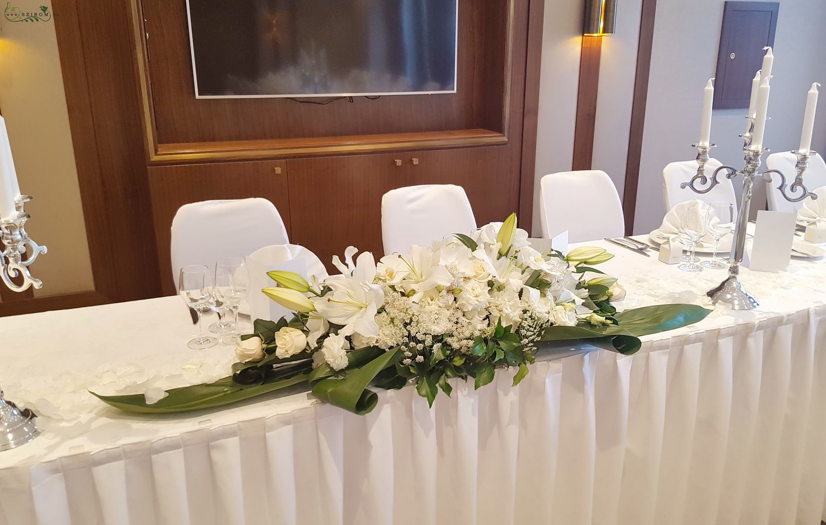 flower delivery Budapest - Main table centerpiece (lily, lisianthus, white) Hilton