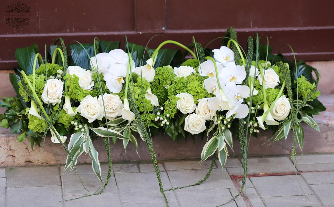 Blumenlieferung nach Budapest - Tischgesteck für den Haupttisch, Event-Dekoration, Bühnendekoration mit weißen Blumen (Orchideen, Calla-Lilien, Hortensien, Rosen) – Budapest