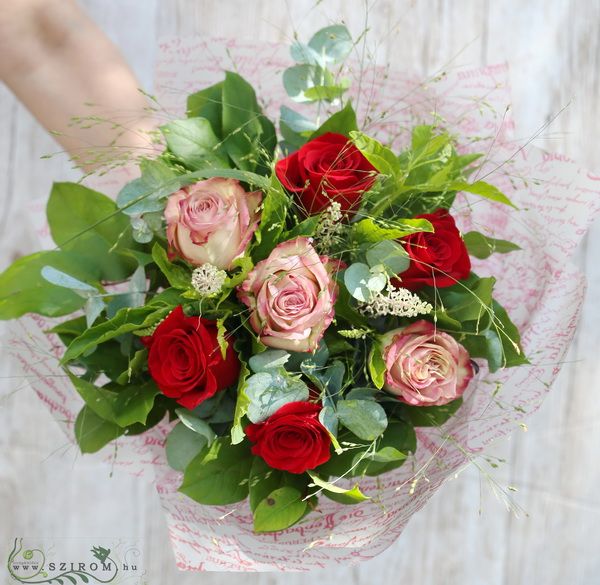 flower delivery Budapest - Round bouquet of 7 peach and red roses