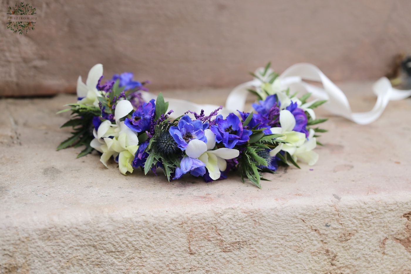 flower delivery Budapest - Hair accessory with delphinium, dendrobium orchid (white, blue)