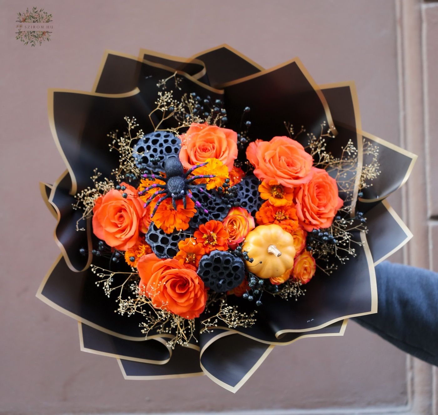 Blumenlieferung nach Budapest - Halloween Strauss mit Spinne