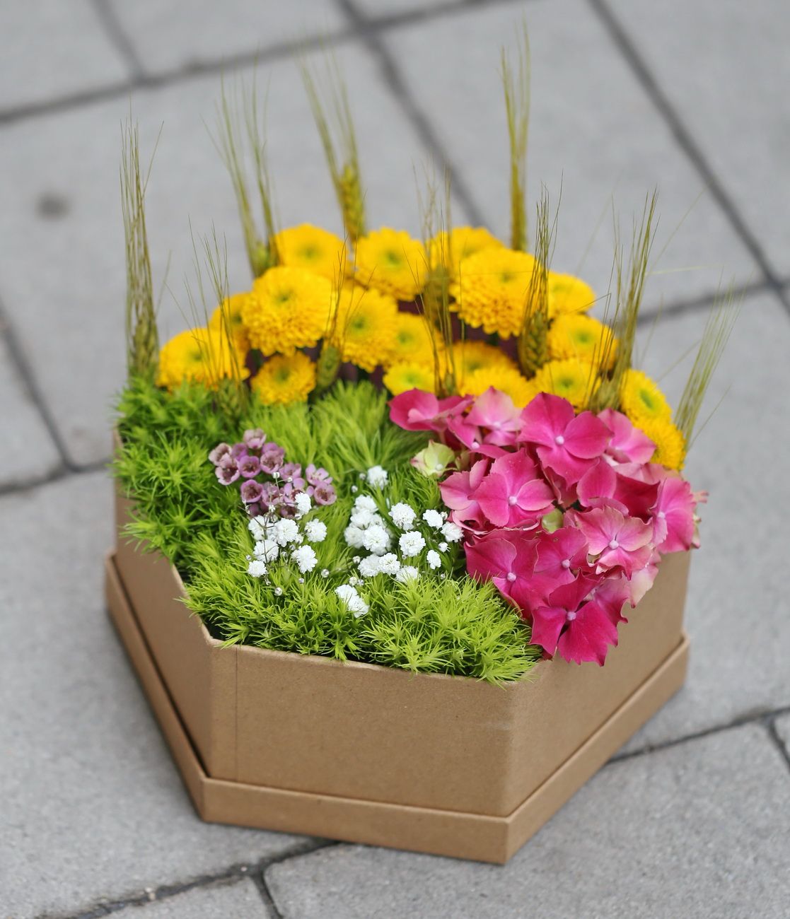 flower delivery Budapest - hexagonal box with colorful flowers