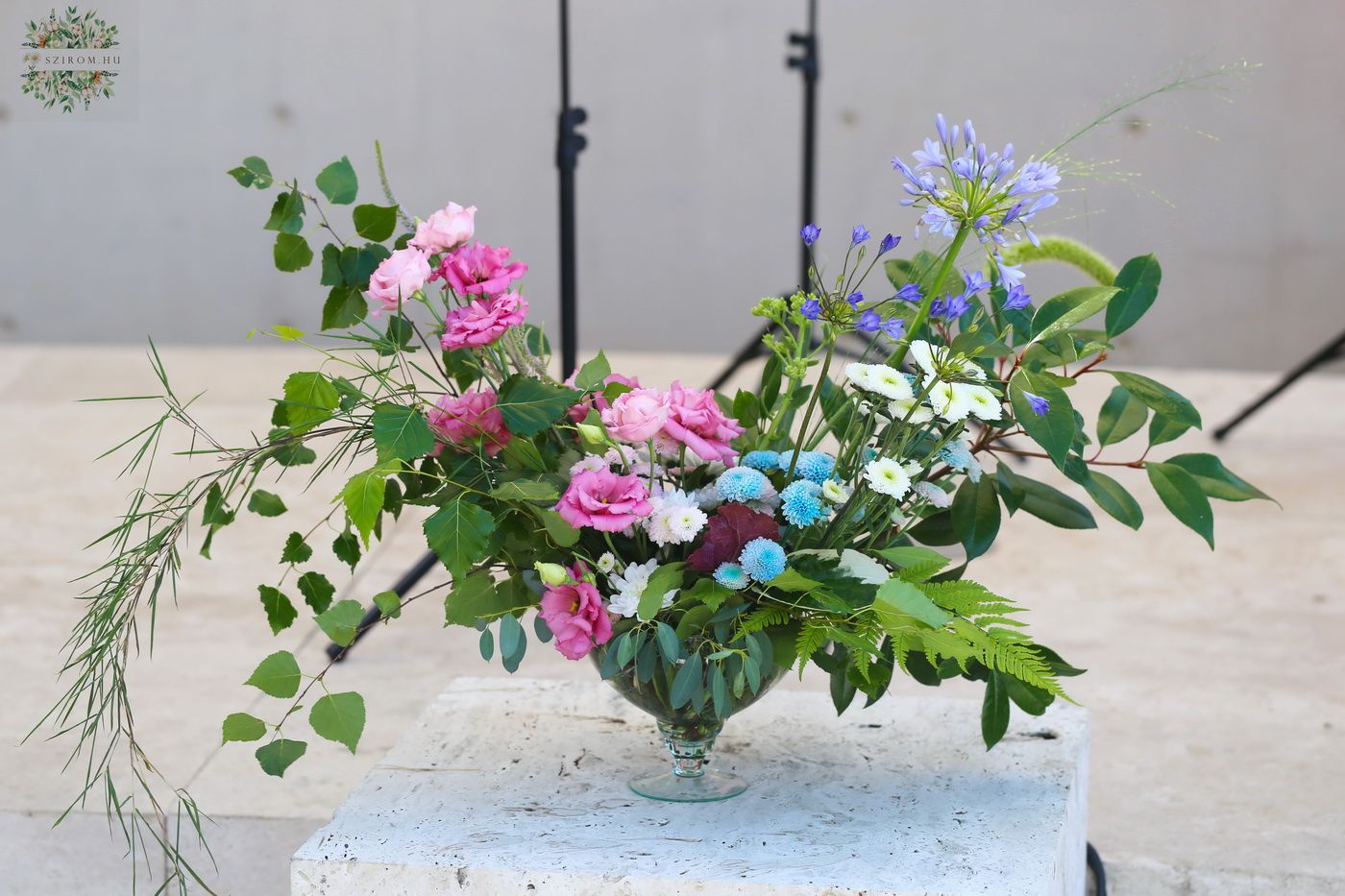 Virágküldés Budapest - Holdkaréj alakú virágdísz (kék, rózsaszín, liziantusz, santini, agapanthus, Budapest, Aranybástya Étterem)