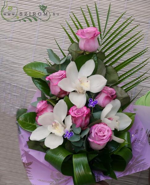 Blumenlieferung nach Budapest - Blumenstrauß mit Orchideen und Rosen (9 Stängel)