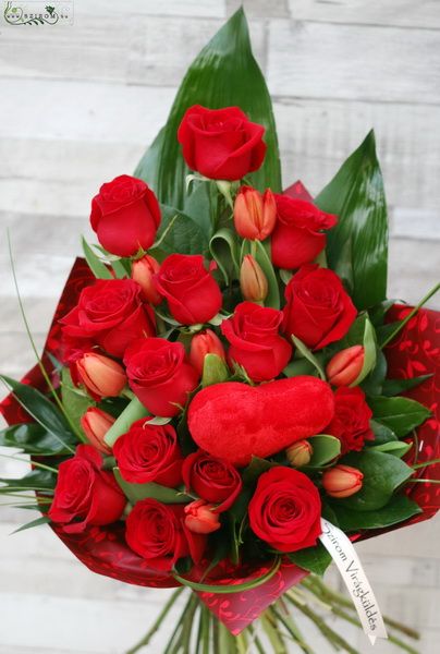 Blumenlieferung nach Budapest - Hoher Strauß mit roten Rosen und Tulpen, Plüschherz (25 Stiele)