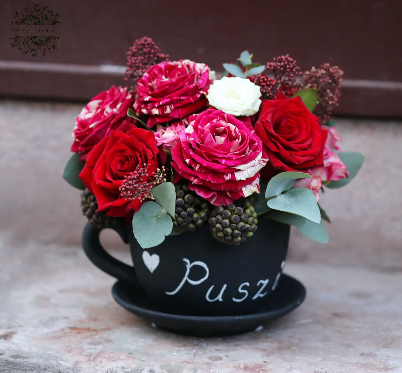 Blumenlieferung nach Budapest - Tasse mit roten Rosen, Wunschtext