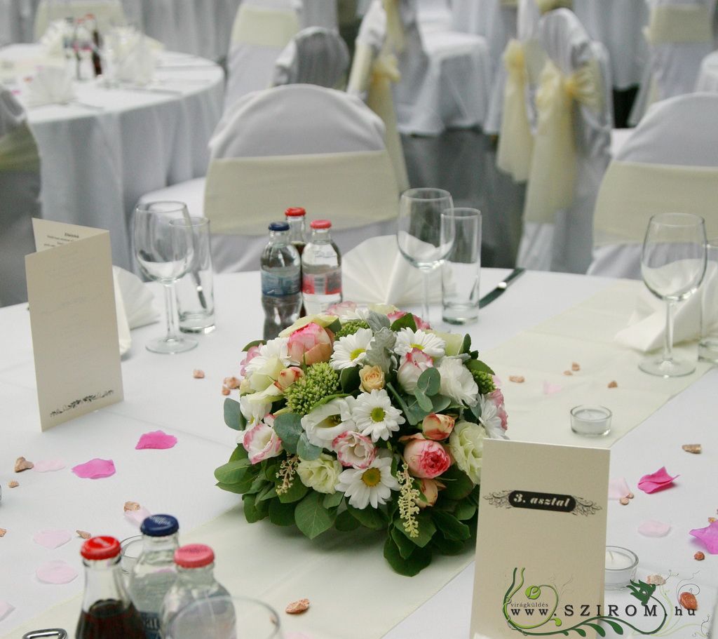 flower delivery Budapest - round bouquet of pastel flowers, Glass palace Budapest (english rose, lisianthus, daisy), wedding