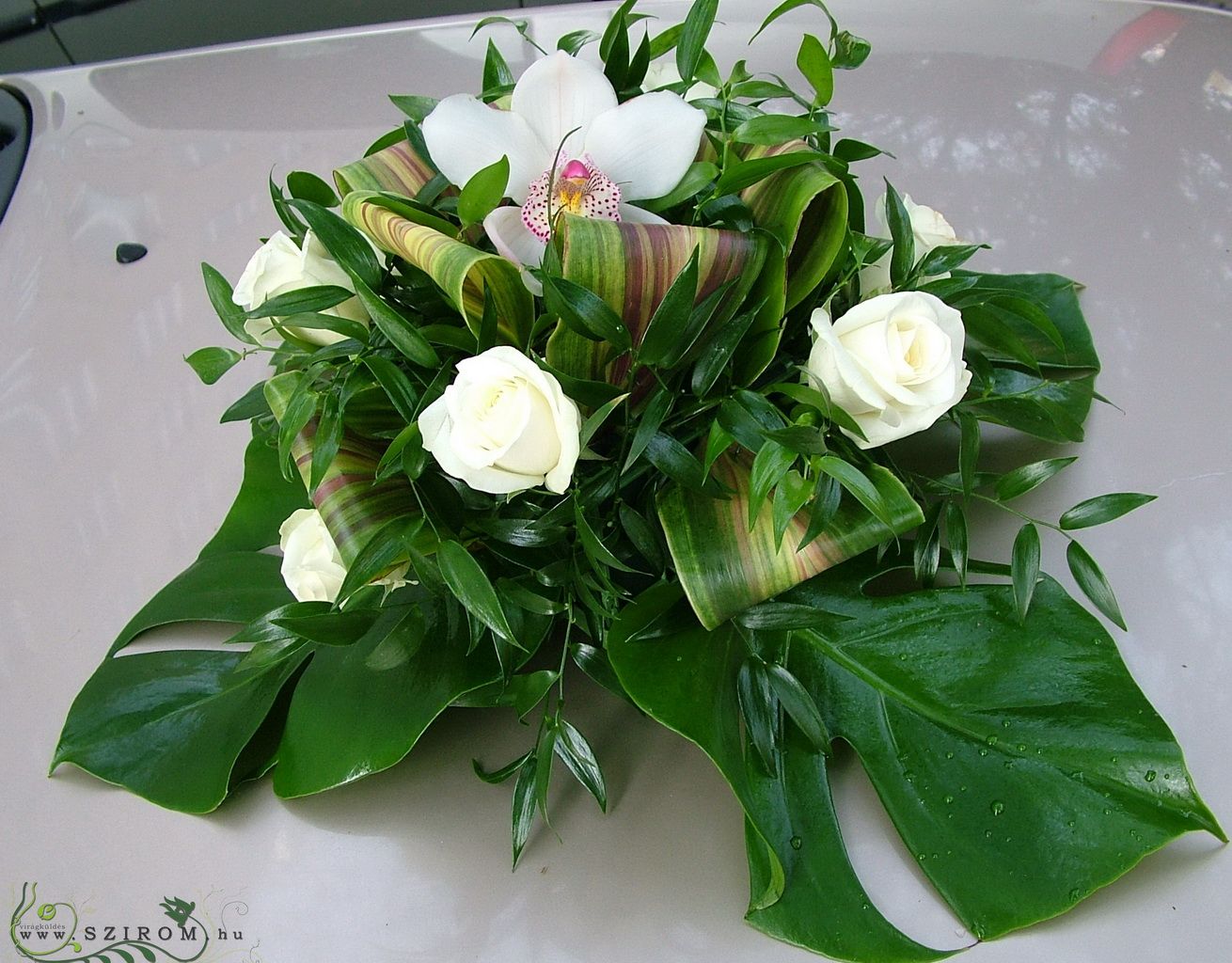 Blumenlieferung nach Budapest - Autodekoration mit Blumen