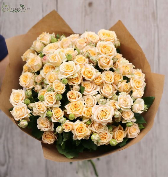 Blumenlieferung nach Budapest - Rundes Bouquet mit 20 Pfirsich sprayrosen