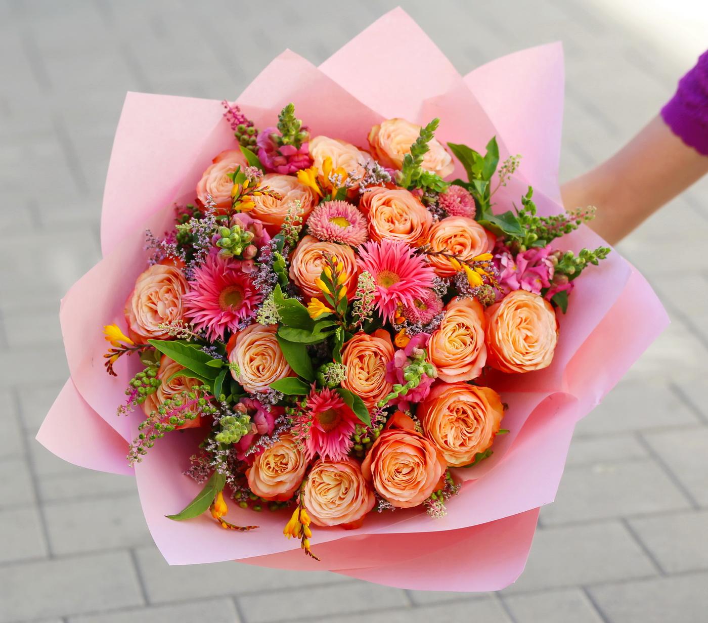 flower delivery Budapest - round bouquet of peach English roses and small flowers (17+17 stems)