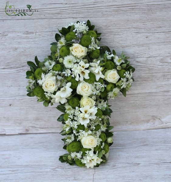 Blumenlieferung nach Budapest - Kreuz aus weissen Blumen 