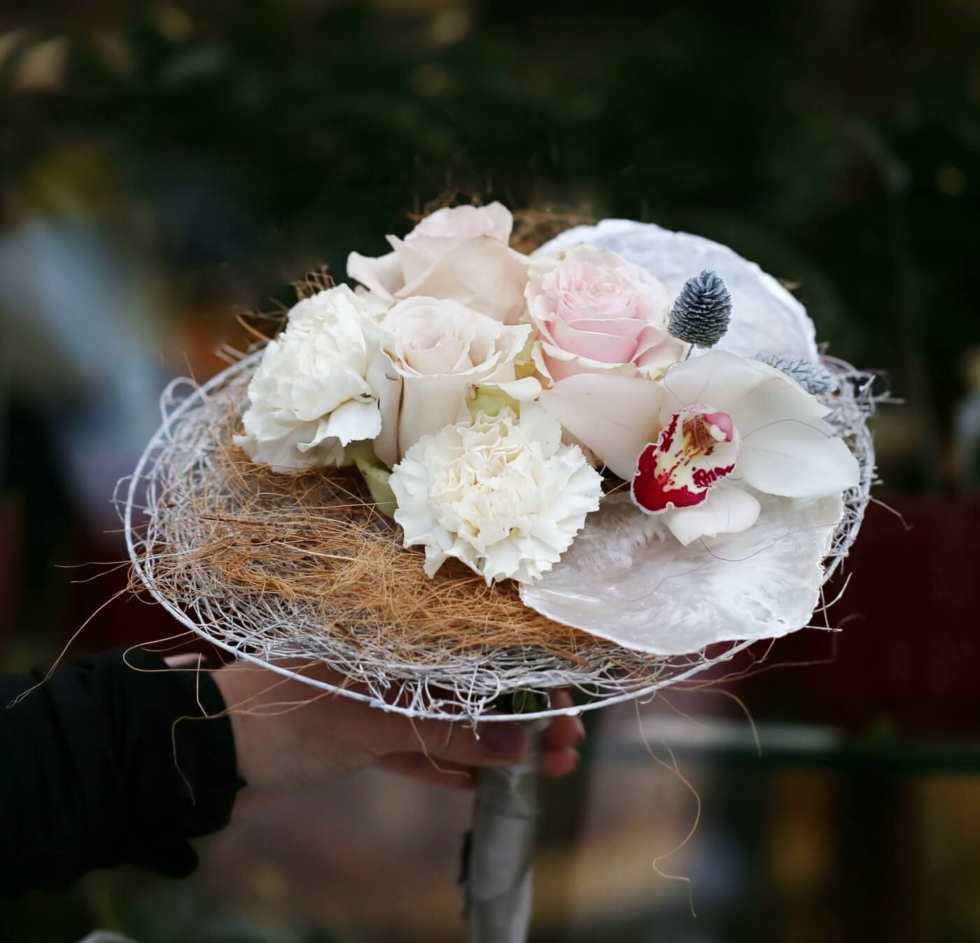 Blumenlieferung nach Budapest - Kleiner Strauß mit Orchideen, Rosen, Muscheln (7 Stiele)
