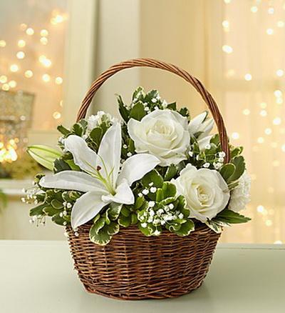 Blumenlieferung nach Budapest - kleinen  Korb mit Lilien (11 Stämme)