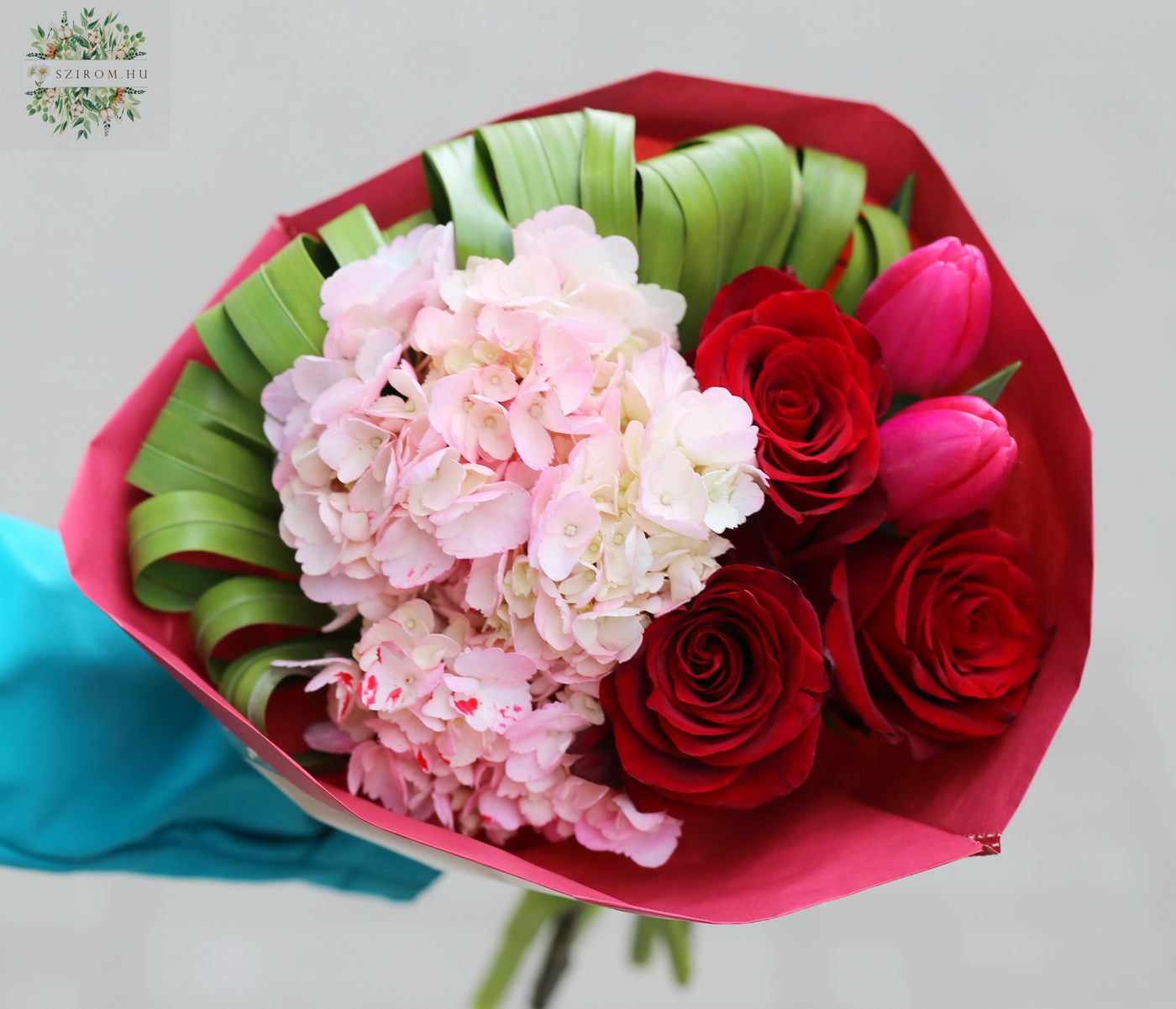 Blumenlieferung nach Budapest - Kleiner runder Strauß mit roten Rosen, Tulpen, Hortensien (6 Stiele)