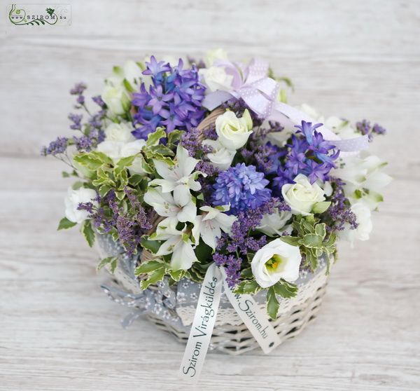 Blumenlieferung nach Budapest - Kleine Blumenkorb mit Frühlingsblumen (13 Stiele)