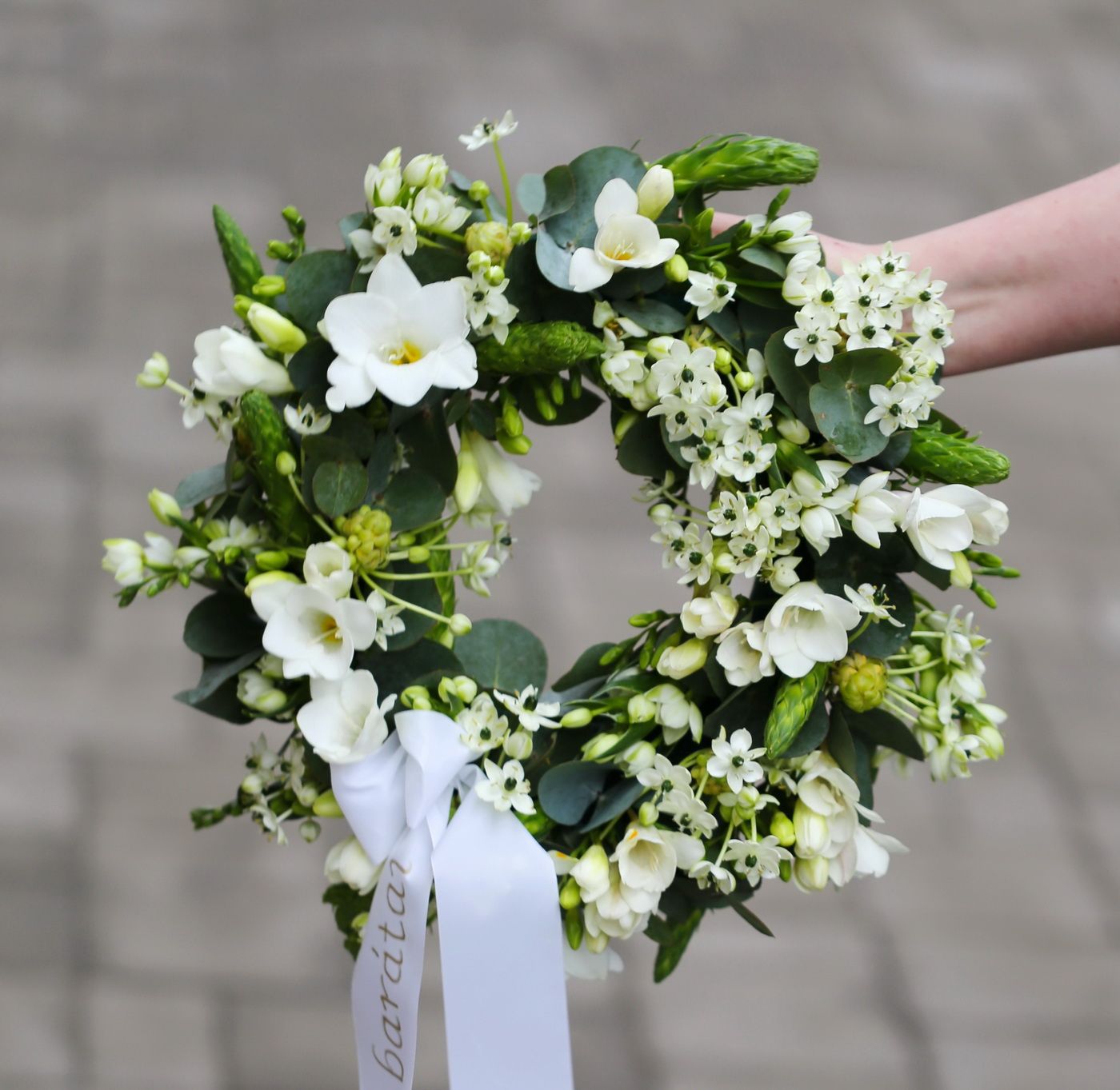 Virágküldés Budapest - kis koszorú fréziával és madártejjel (25cm)