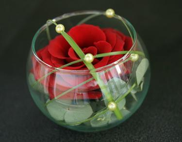 Blumenlieferung nach Budapest - kleine runde Vase mit einer Rose (13cm)