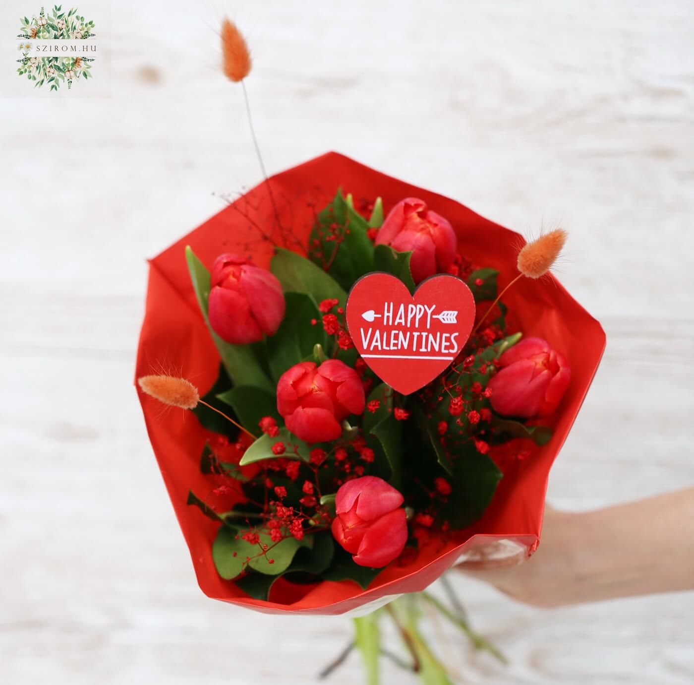 Blumenlieferung nach Budapest - kleiner roter Tulpenstrauss mit roten kleinen Blüten