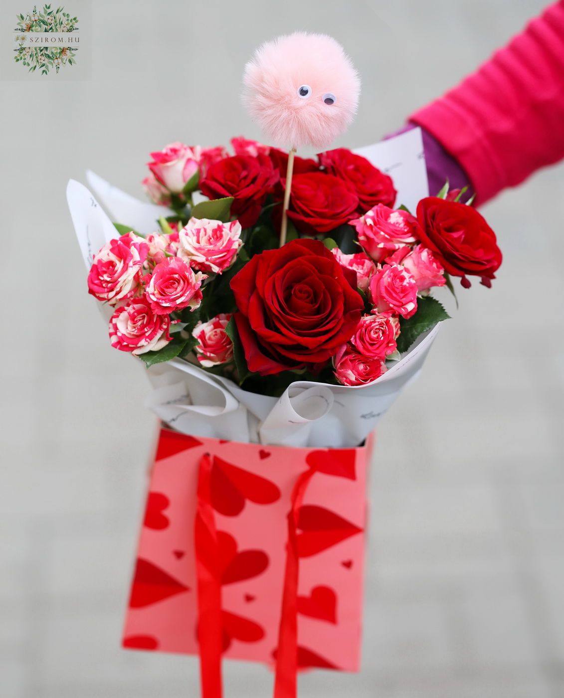 flower delivery Budapest - Small red rose bouquet with pompom, in heart bag, with water
